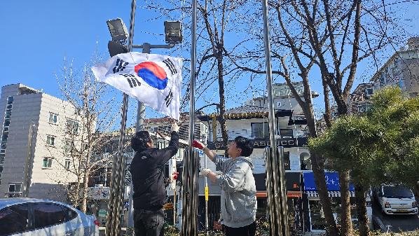 목동문화체육센터, 삼일절 맞아 태극기 정비, 포스터 부착 진행_1.jpg