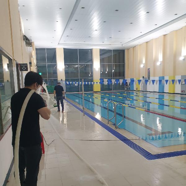 신월문화체육센터, 쾌적한 환경 조성을 위한 수영장 정기 청소 실시.jpg